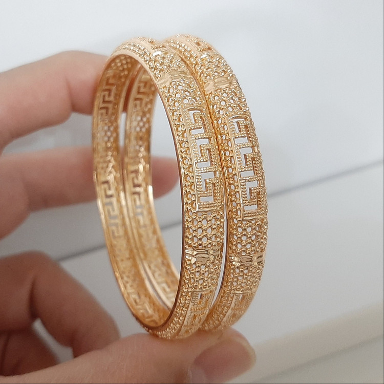 النگو اماراتی رنگ ثابت با طلا مونمیزنه دونه ای 500 تومن و مناسب استفاده روزانه ورق بزنید لطفا
