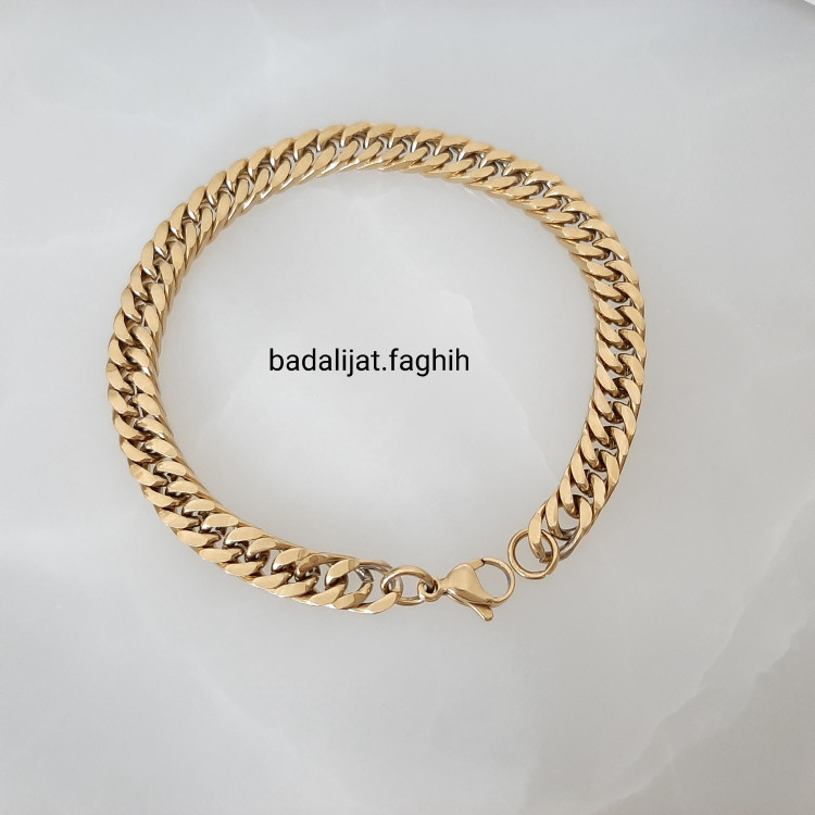 دستبند رنگ ثابت کارتیه استیل جنس وارداتی درجه یک و مناسب استفاده روزانه