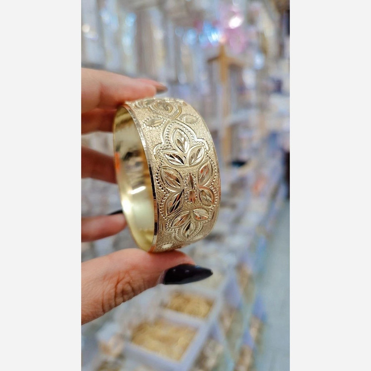 النگو تکپوش رنگ ثابت با طلا مونمیزنه و مناسب استفاده دائم ورق بزنید لطفا