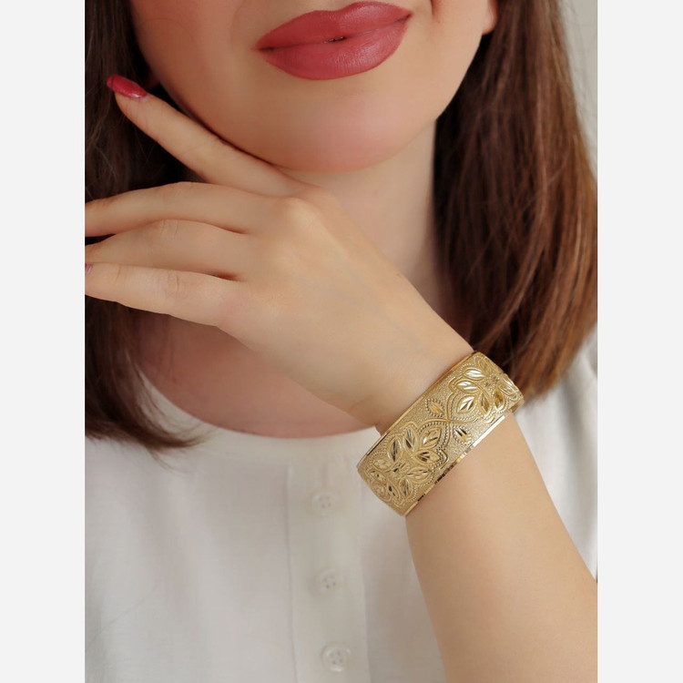 النگو تکپوش رنگ ثابت با طلا مونمیزنه و مناسب استفاده دائم ورق بزنید لطفا