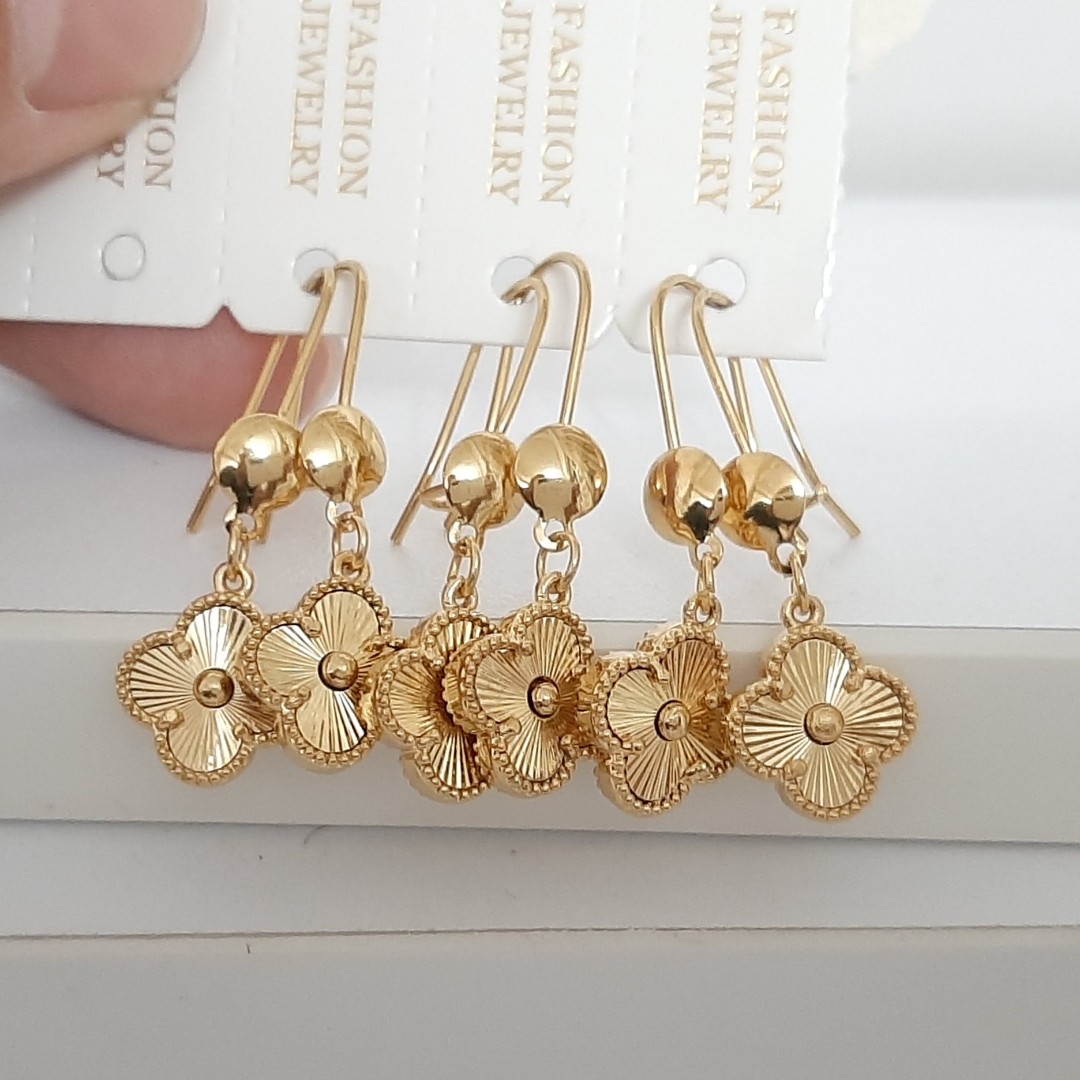 گوشواره ونکلیف استیل کاملا رنگ ثابت با آبکاری طلا و استفاده مدام ورق بزنید لطفا