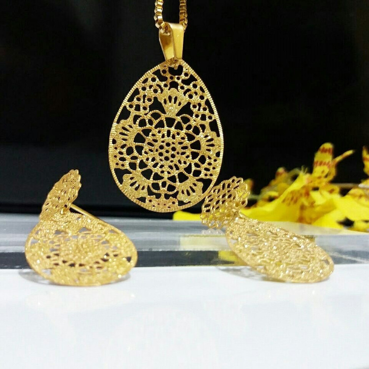 نیم ست زنانه و دخترانه ظریف و سبک طرح طلا استیل بهمراه زنجیر استیل ارسال رایگان
