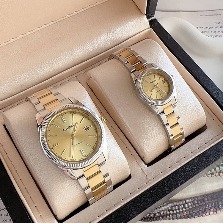 ست ساعت مچی زنانه و مردانه قیمت ست کاسیو استیل تاریخدار موتور ژاپن مارک معروف CASIO نمونه درجه یک ارسال رایگان