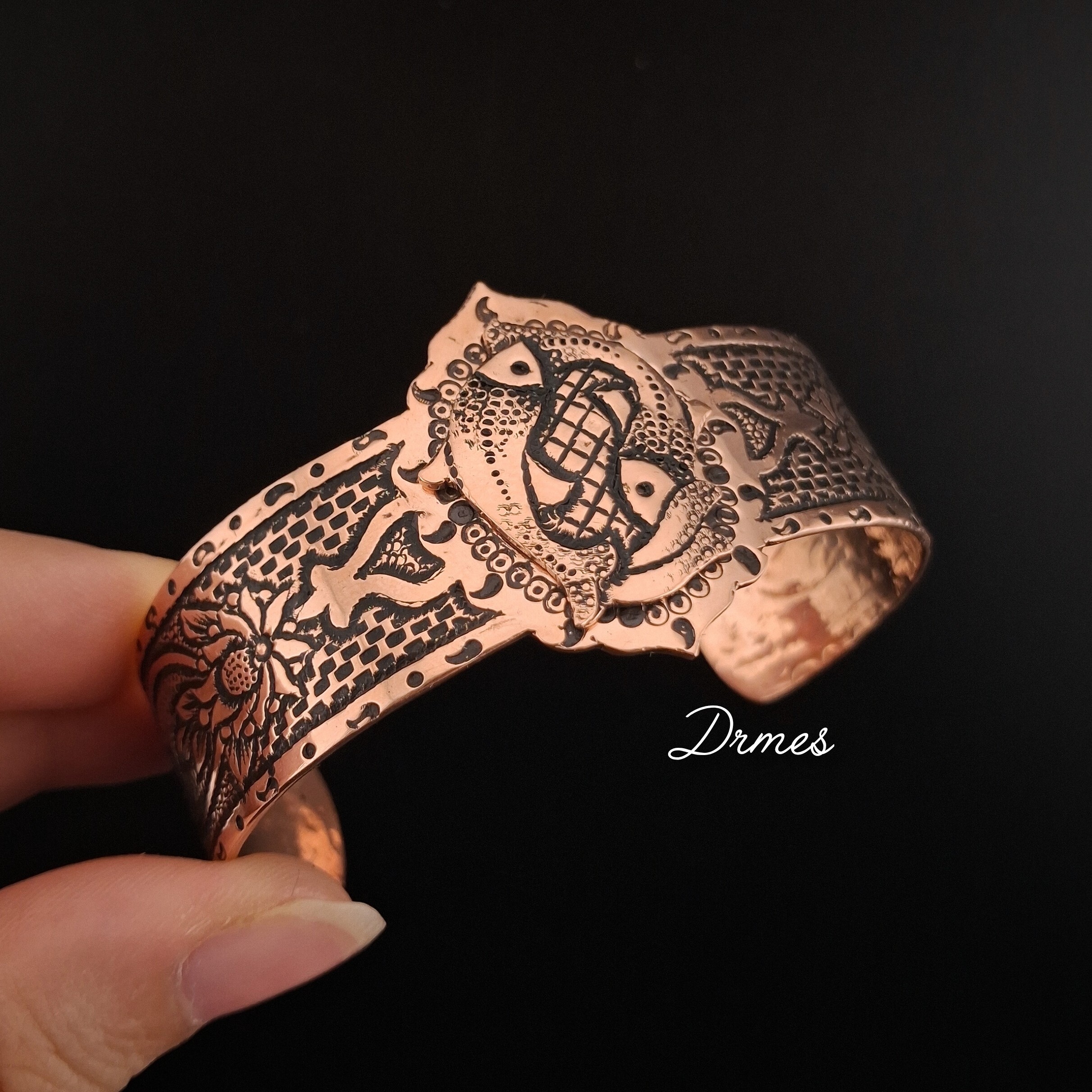 دستبند مسی زنانه نفیس طرح دوماهی