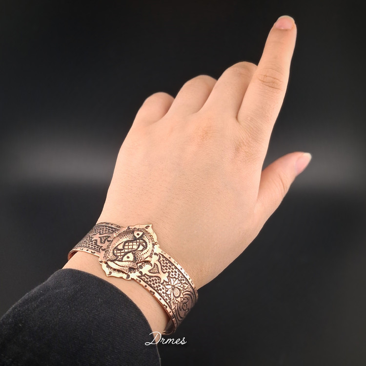 دستبند مسی زنانه نفیس طرح دوماهی