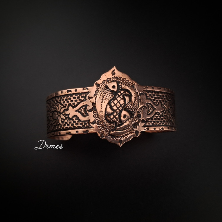 دستبند مسی زنانه نفیس طرح دوماهی