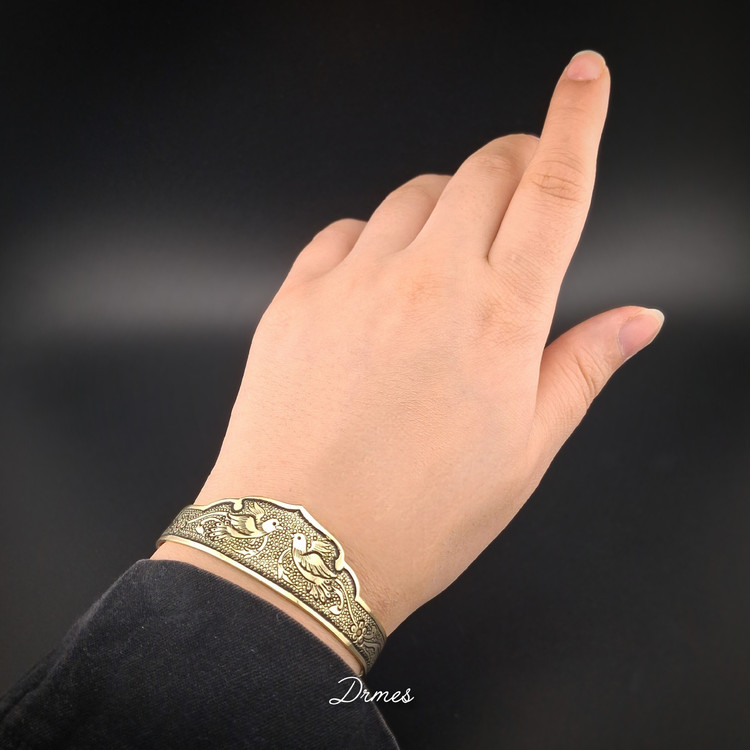 دستبند زنانه برنجی طرح تاج و گل ومرغ
