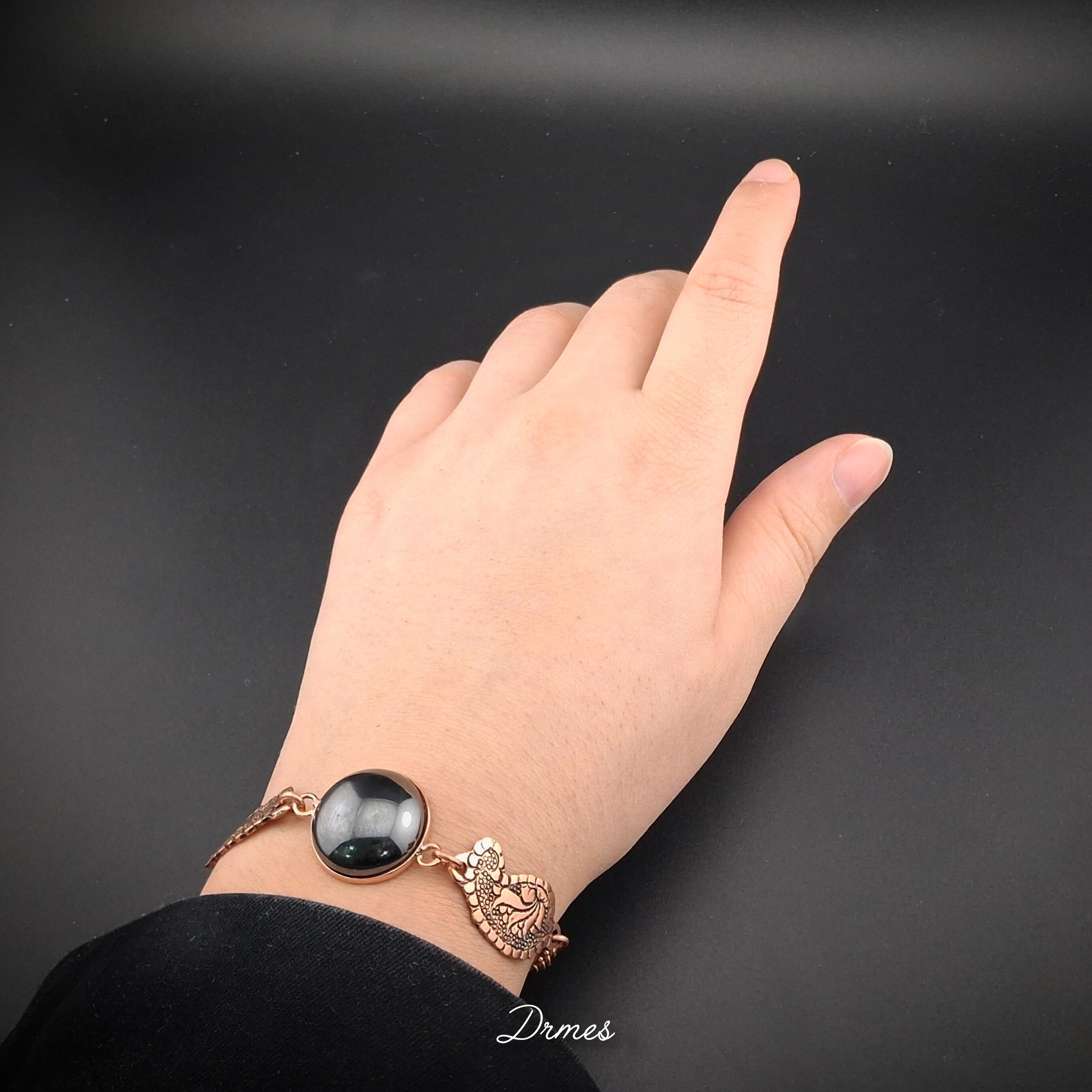 دستبند مسی زنانه نگین وقلم سنگ حدیداصل