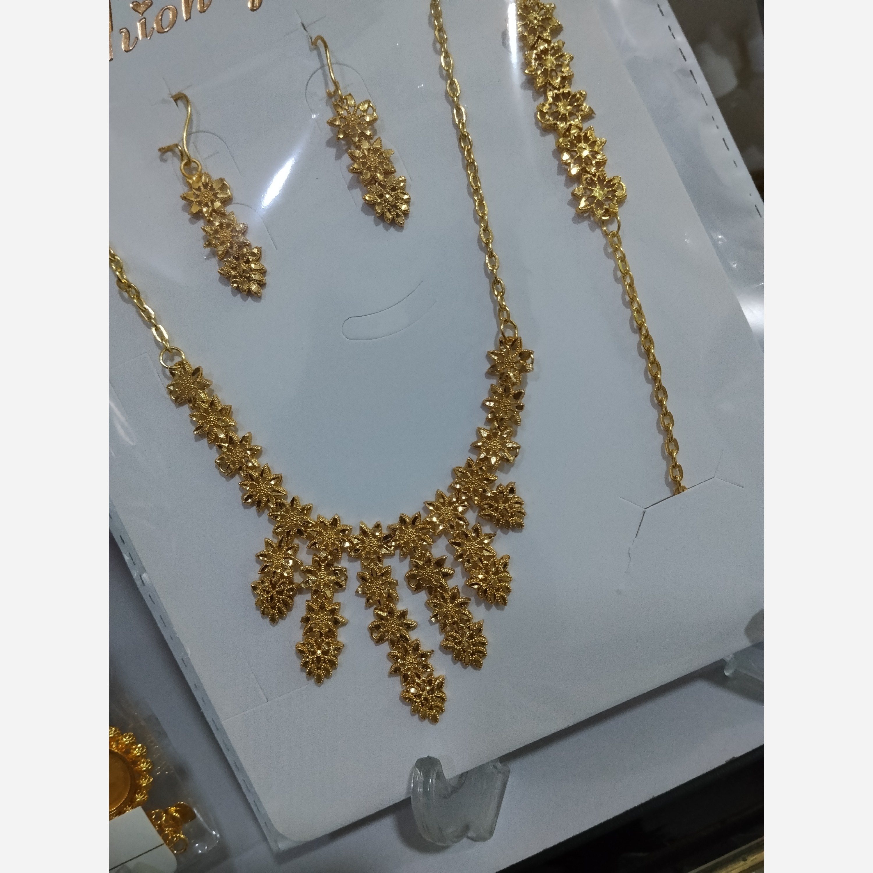 سرویس زنانه رنگ ثابت ضد حساسیت طرح طلا