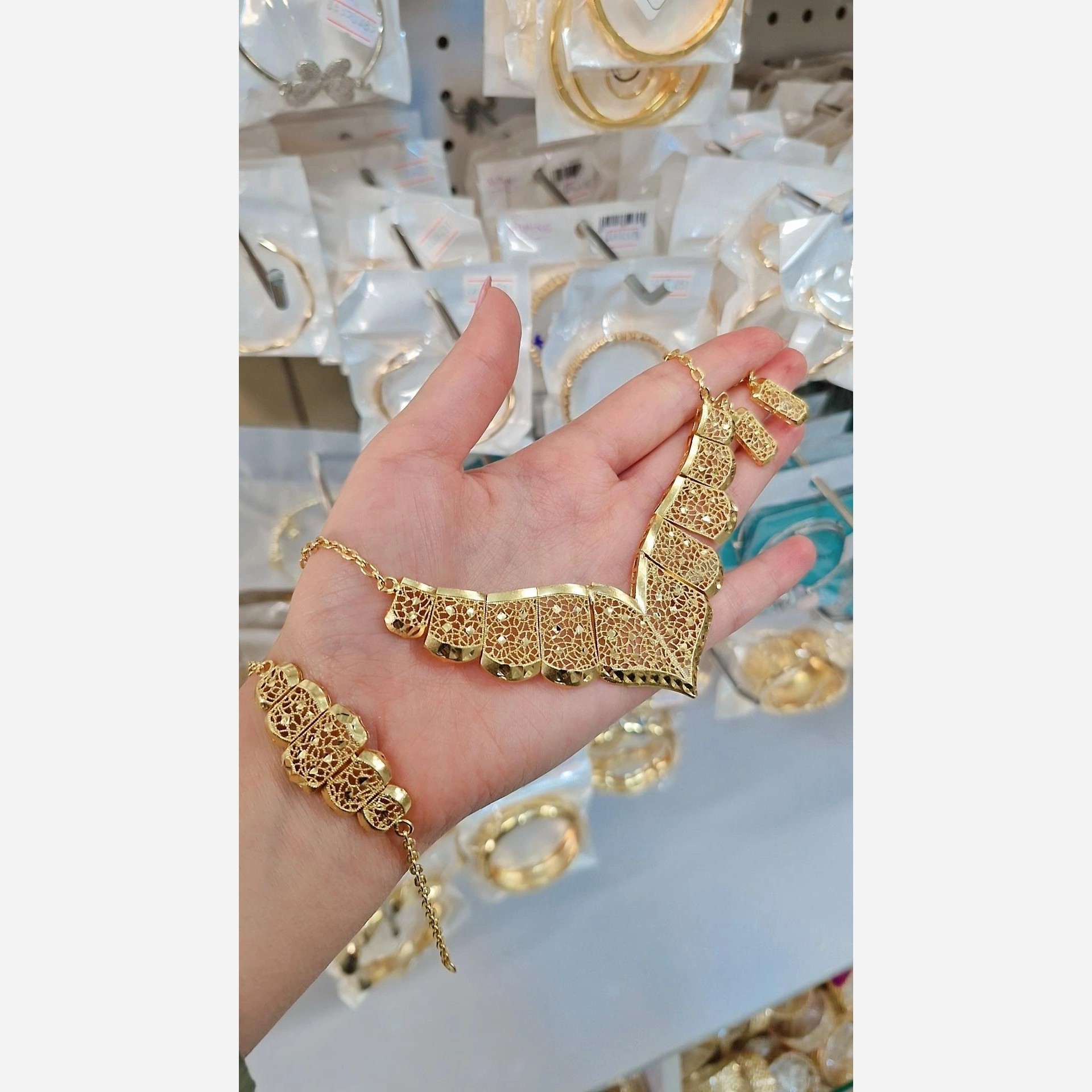 سرویس زنانه رنگ ثابت طرح طلا الماس تراش