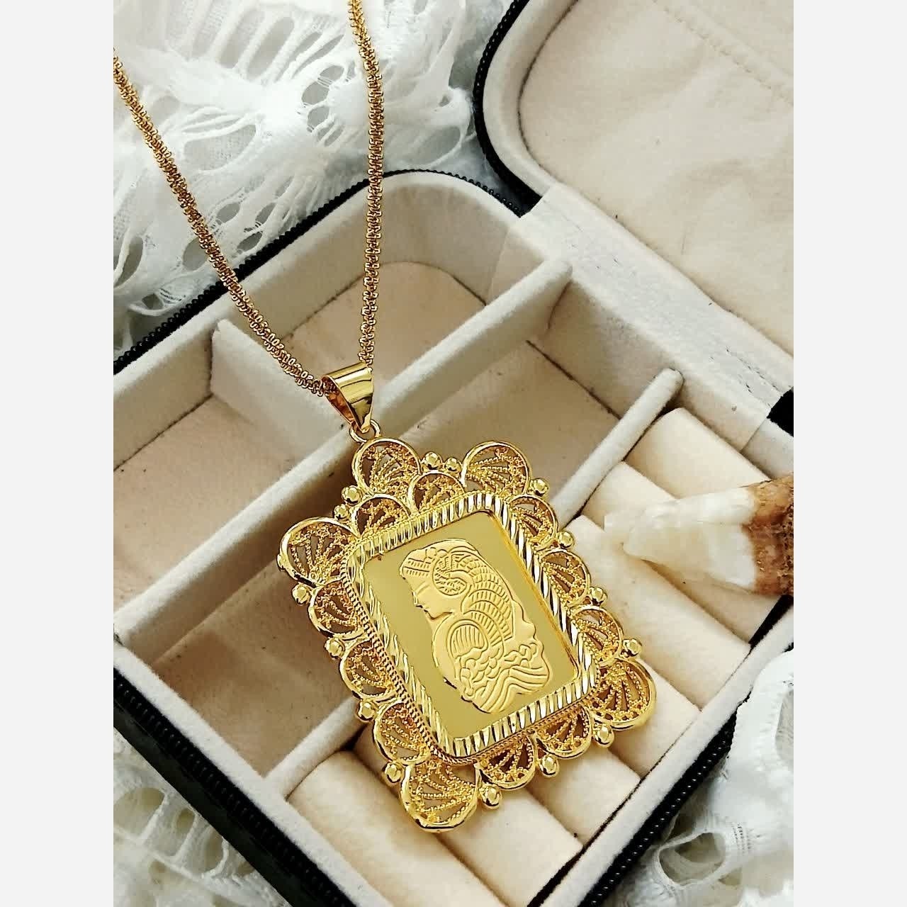 گردنبند زنانه طرح طلا برجسته مستطیلی