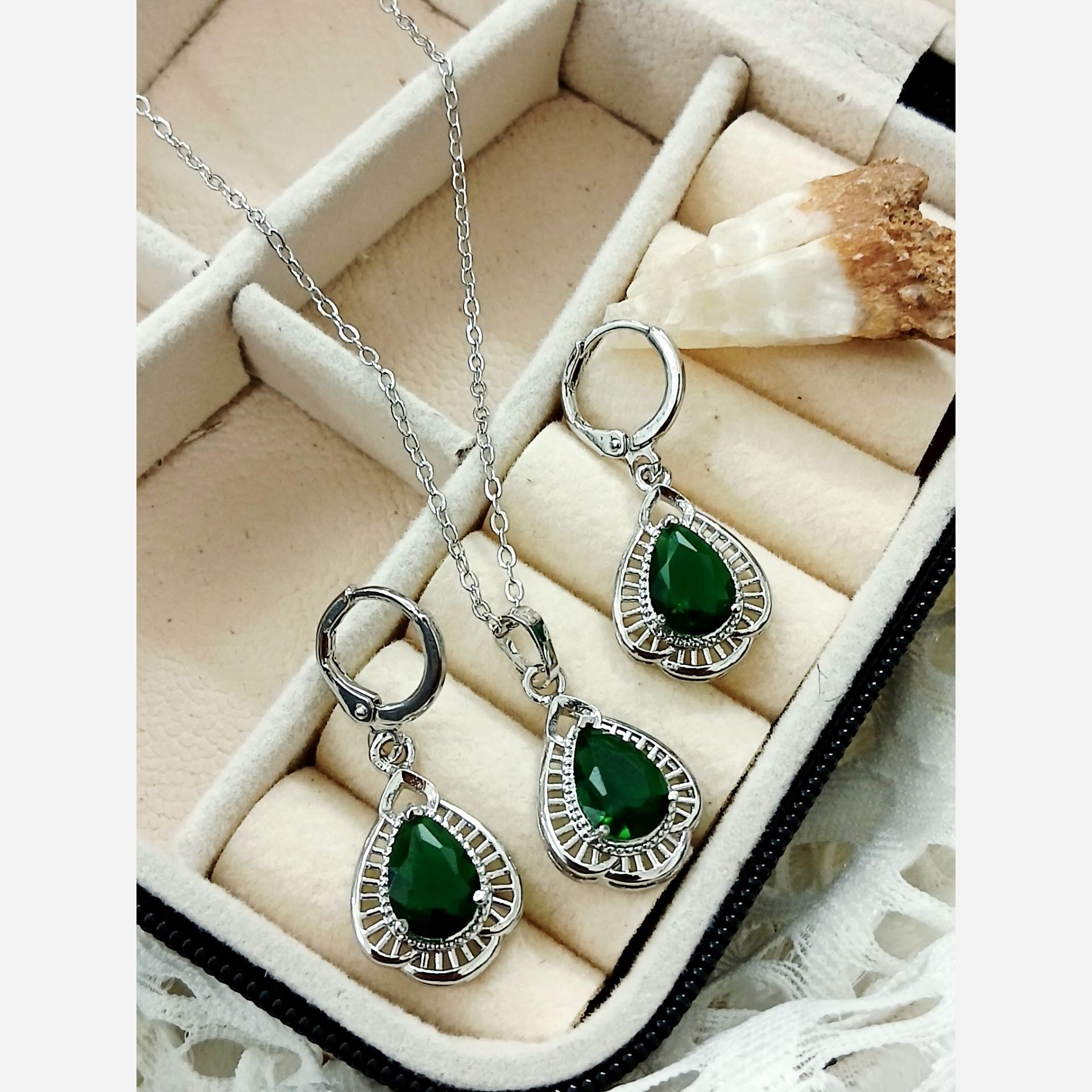 نیم ست جواهری نگین سبز زنانه