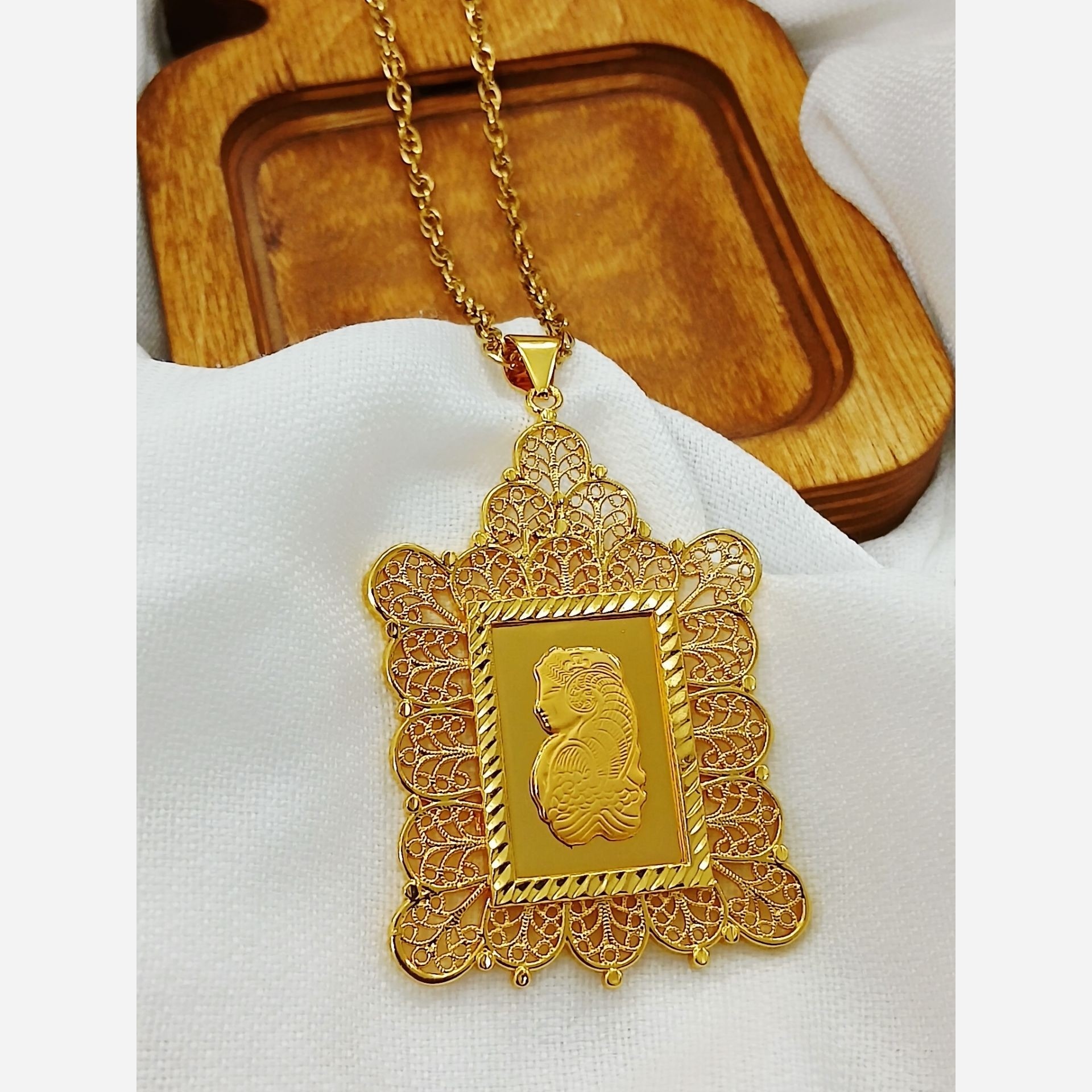 گردنبند انس طرح طلا روس رنگ ثابت  درجه یک
