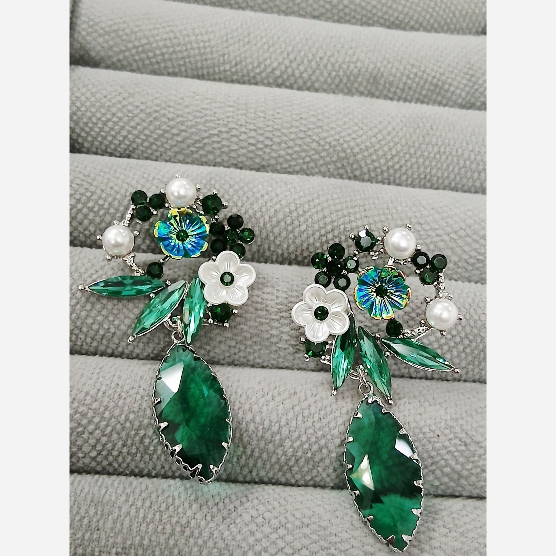 گوشواره جواهری زارا نگین سبز