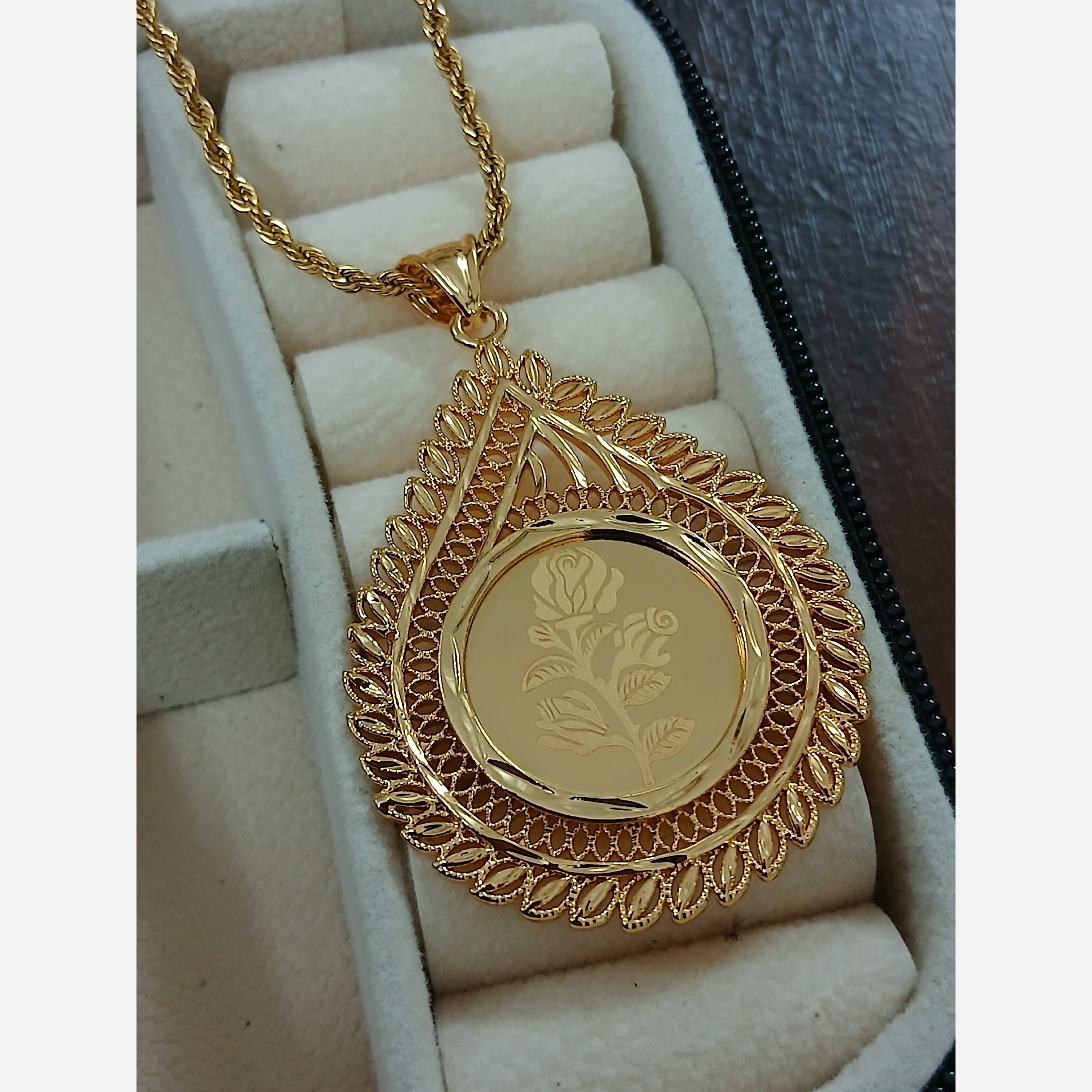 گردنبند اشکی انس