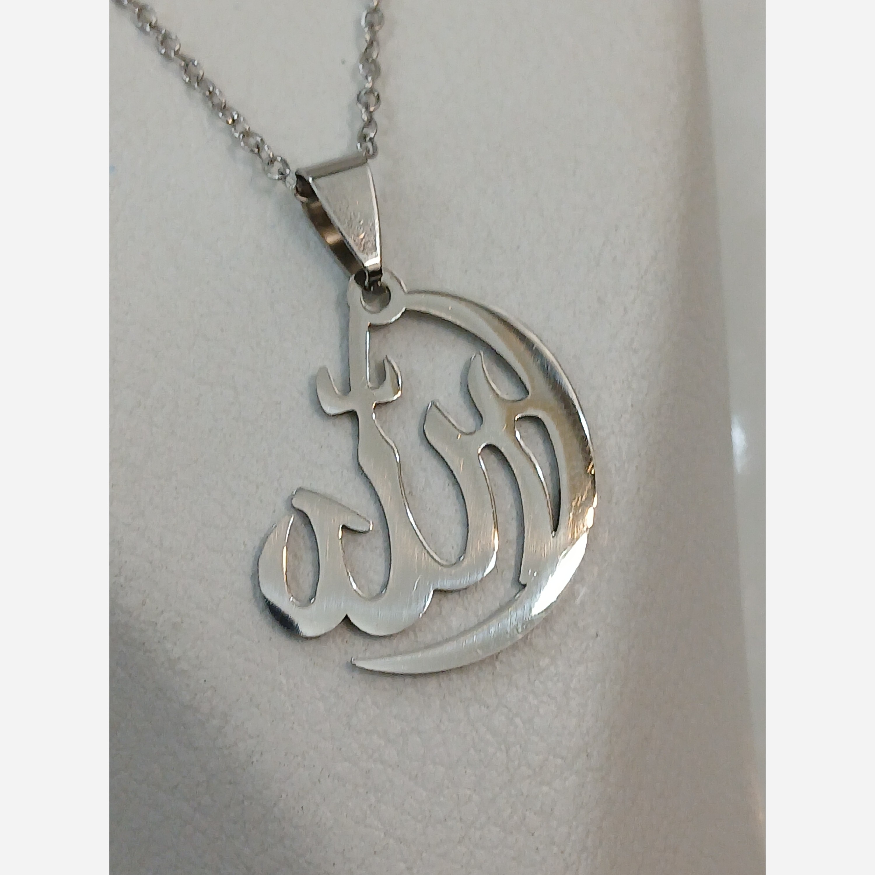 گردنبند الله در  ماه