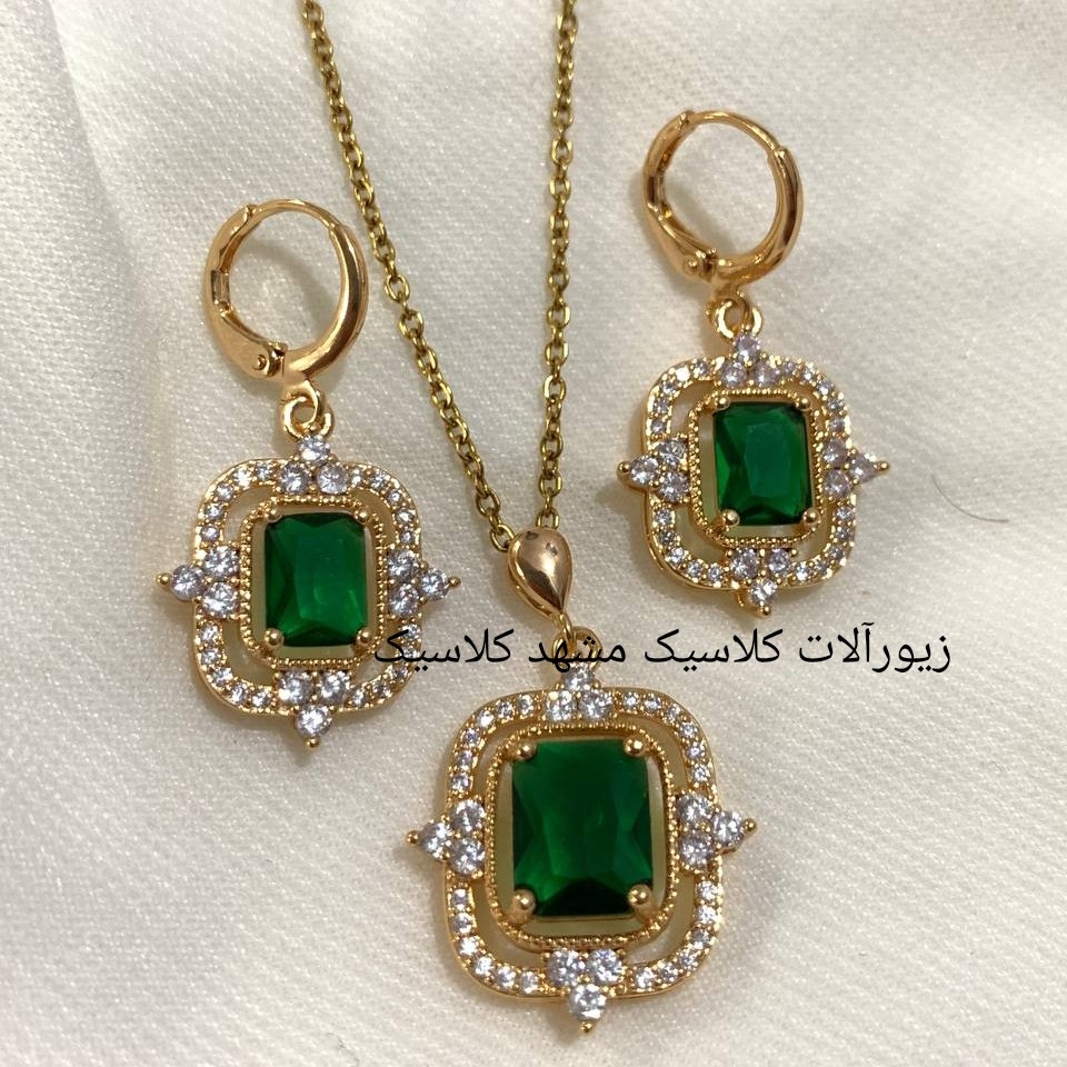 نیم ست طلایی نگین سبز پر کار