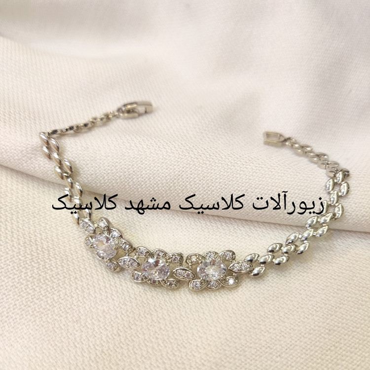 دستبند زنانه نقره ای طرح نقره بسیار شیک و زیبا