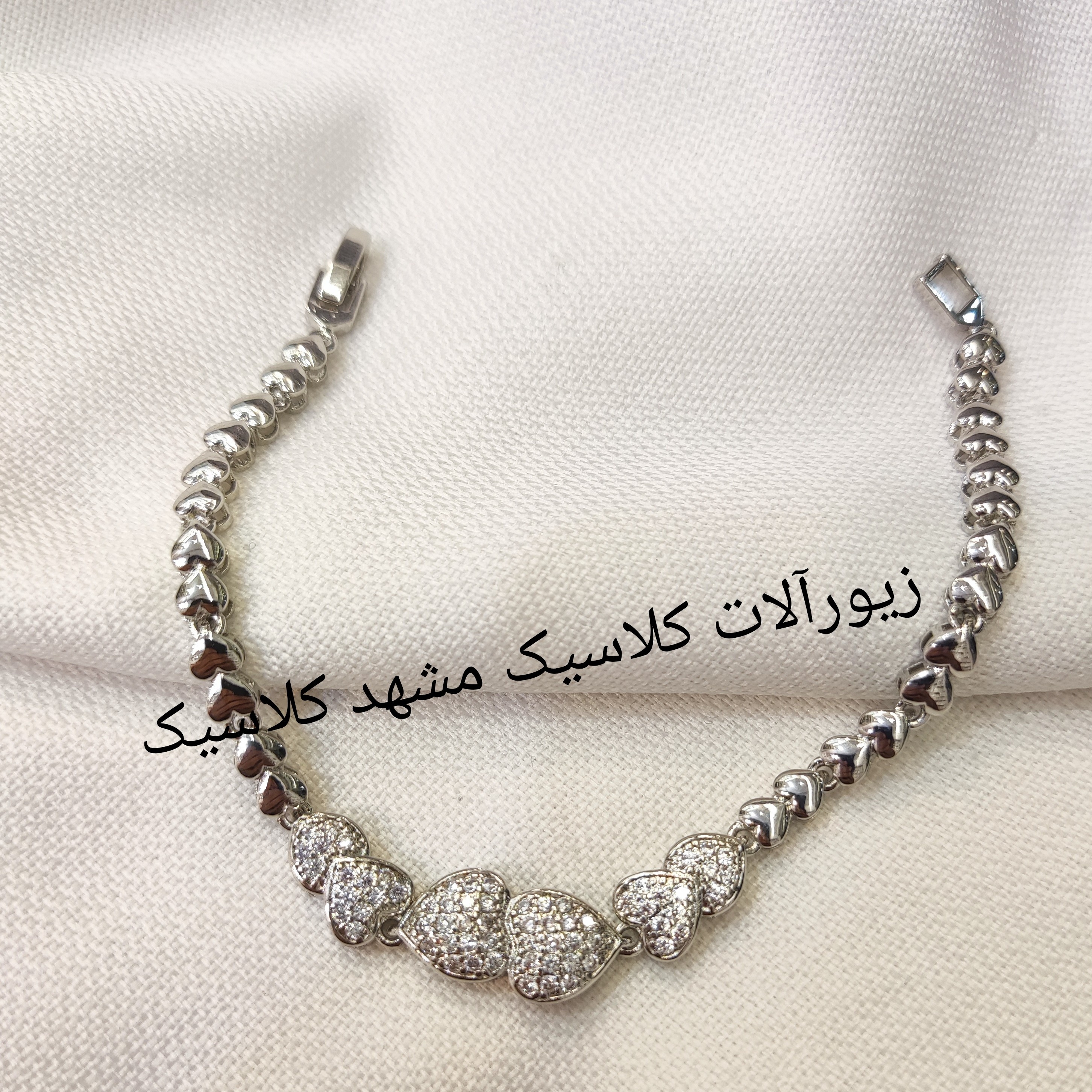 دستبند زنانه نقره ای طرح نقره قلبی