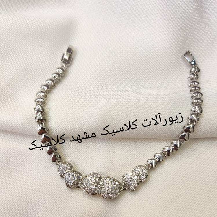 دستبند زنانه نقره ای طرح نقره قلبی