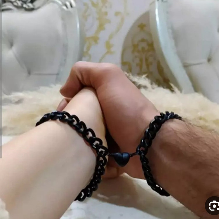 اکسسوری دستبند دوستی دستبند مگنتی شامل دوتا دستبند رنگ ثابت مشکی که با آهنربا به هم وصل میشه برای دوستان صمیمی و عشاق