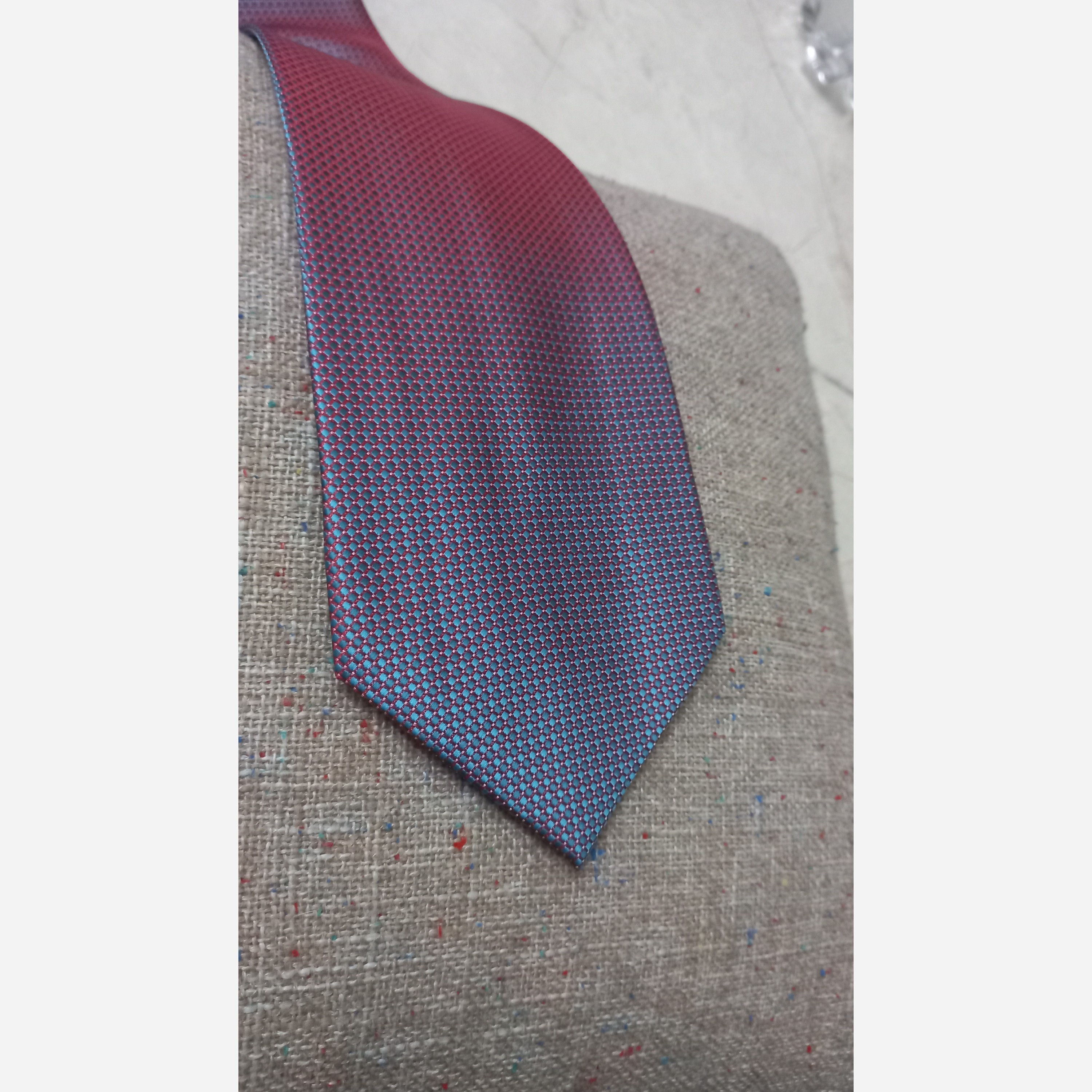 کراوات بسیار عجیب و خاص که وقتی از تکون میخوره رنگش عوض میشه