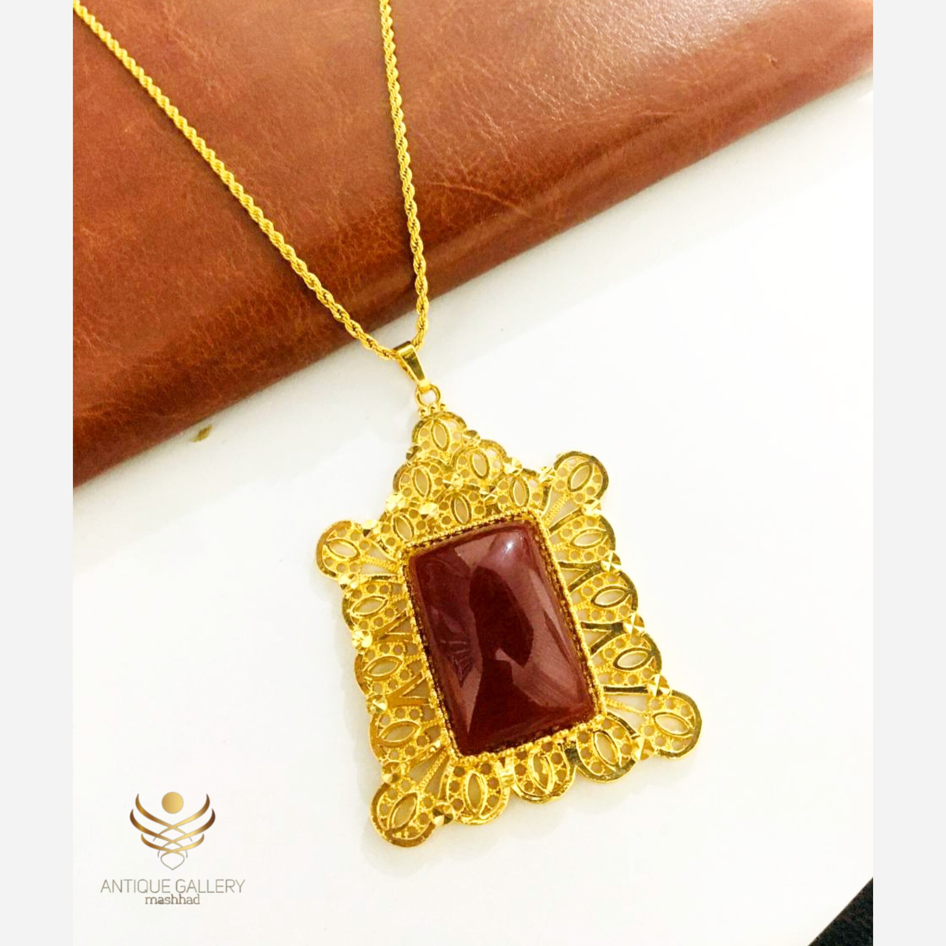 گردنبند نگین دار    گردنبند زنانه    گردنبند سنگ
