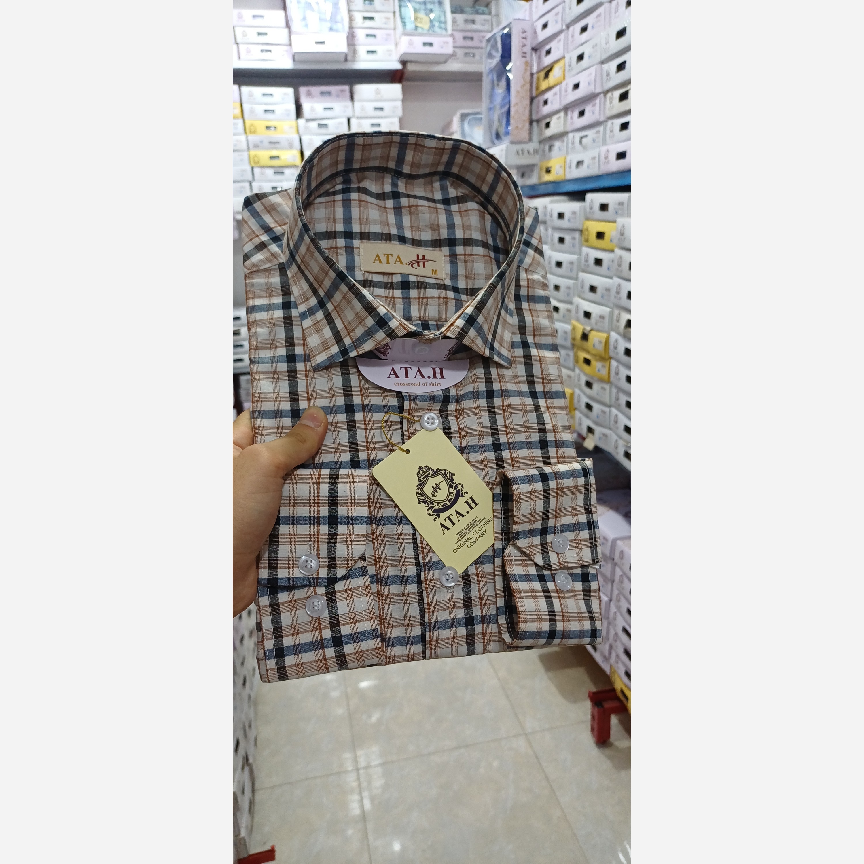 پیراهن مردانه چهارخونه مشکی و نسکافه ای با زمینه سفید کد405