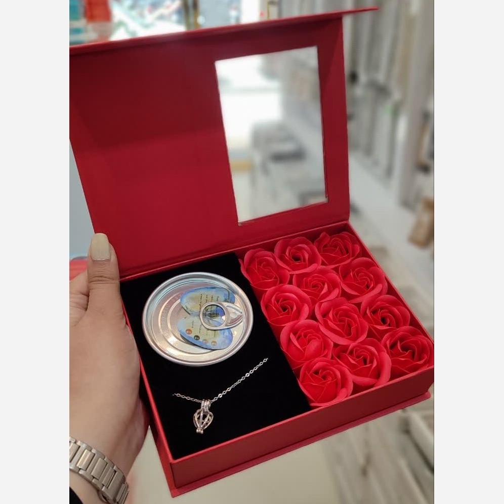 پک کادویی مروارید عشق به همراه گل رز باکس کادویی
