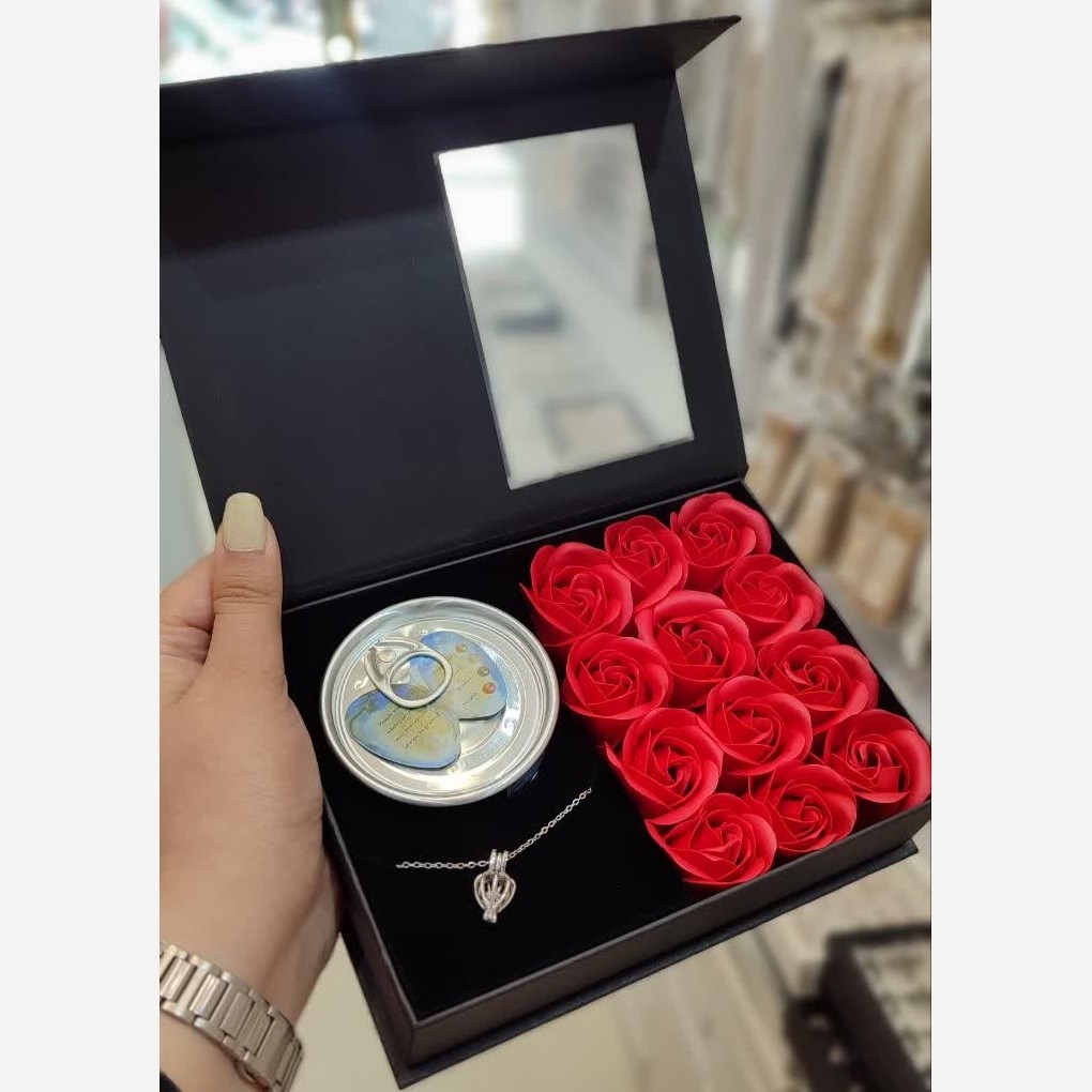 پک کادویی مروارید عشق به همراه گل رز باکس کادویی
