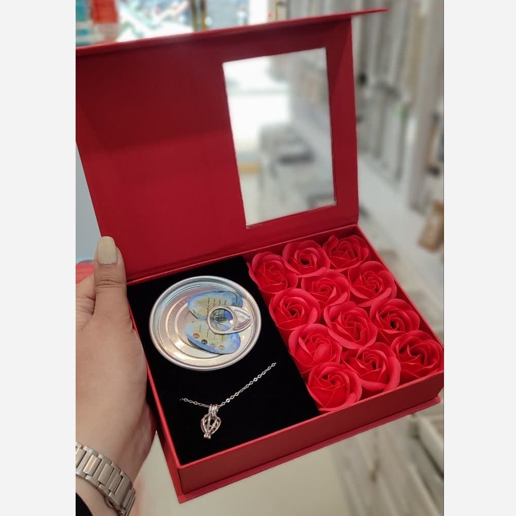 پک کادویی مروارید عشق به همراه گل رز باکس کادویی  .