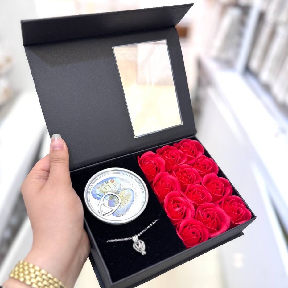 پک کادویی مروارید عشق به همراه گل رز باکس کادویی