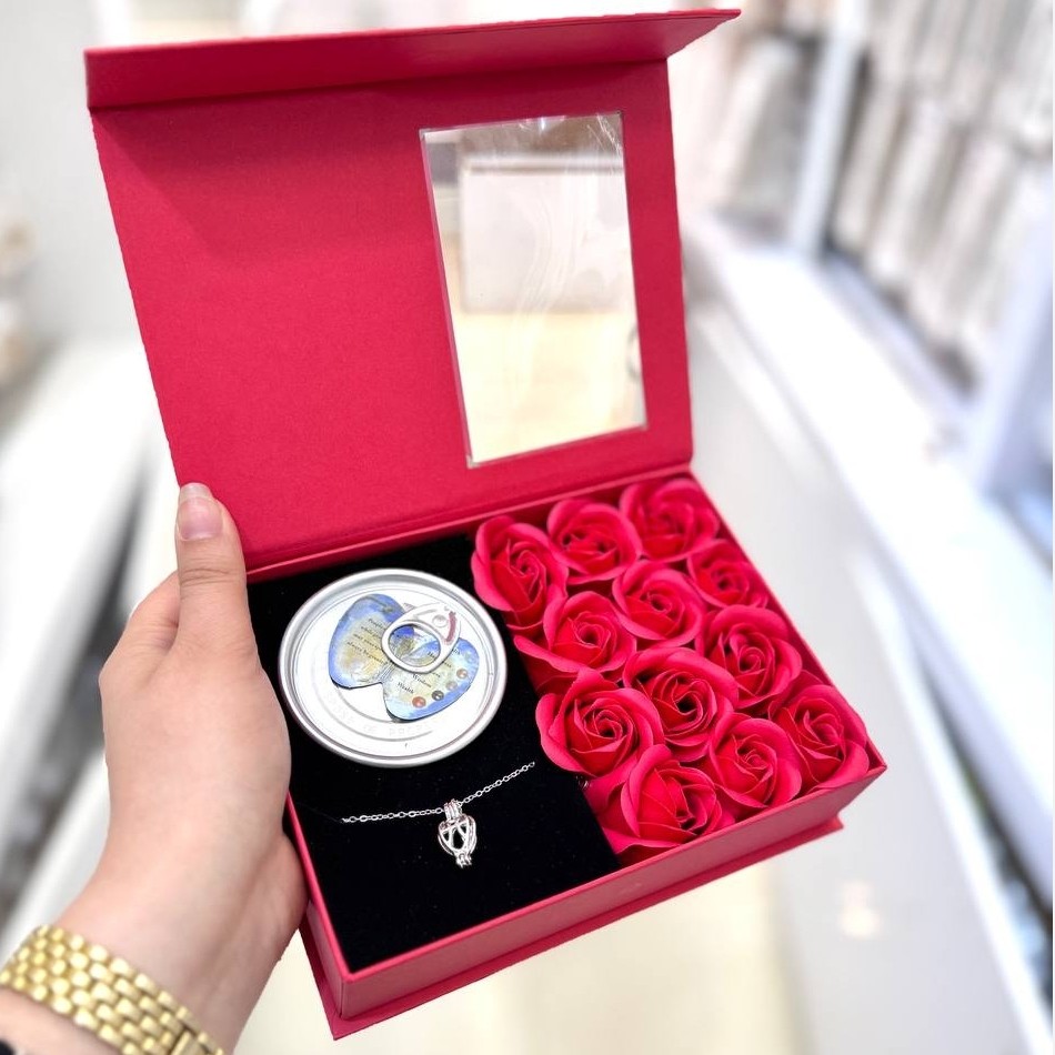 پک کادویی مروارید عشق به همراه گل رز باکس کادویی