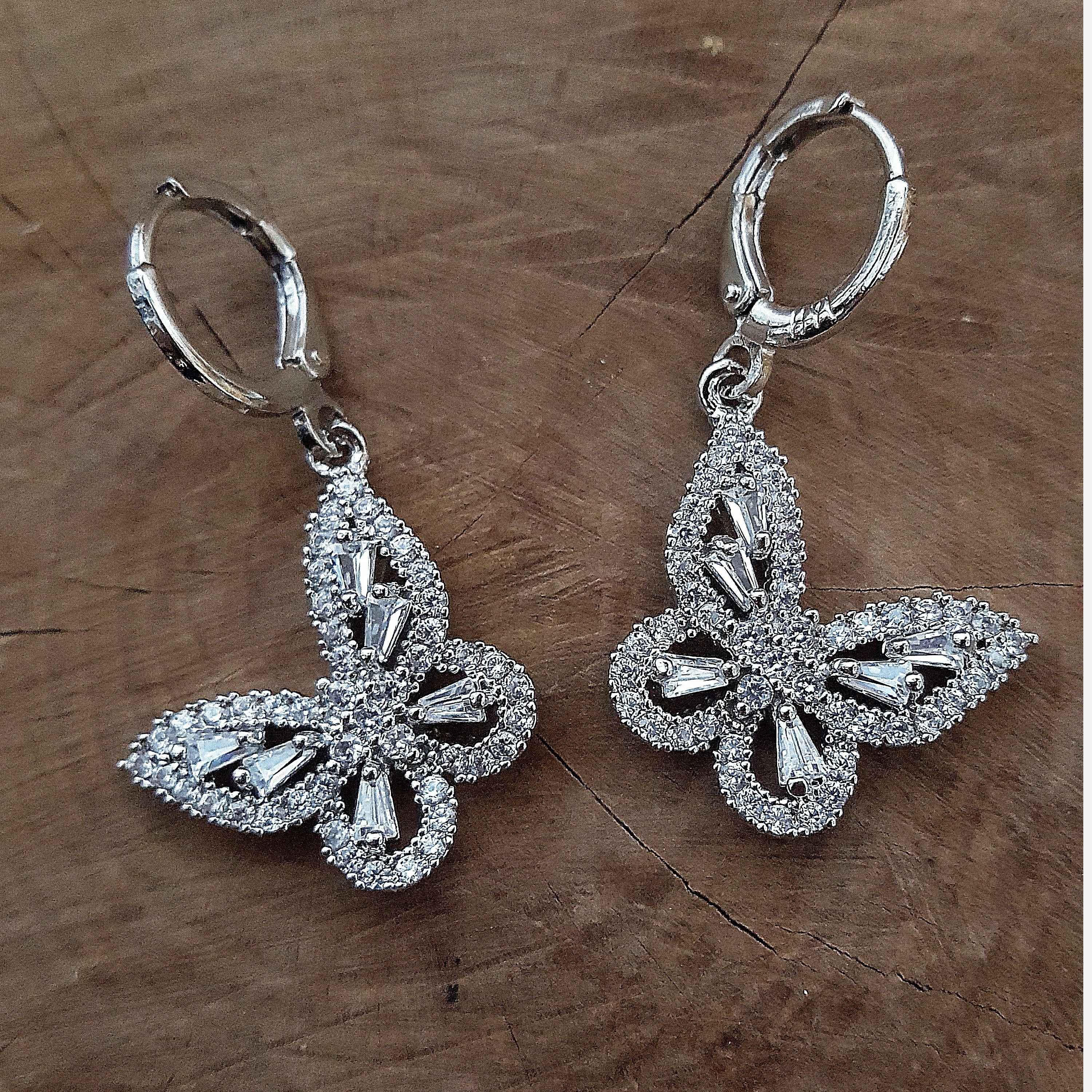 گوشواره جواهری طرح پروانه رنگ نقره ای