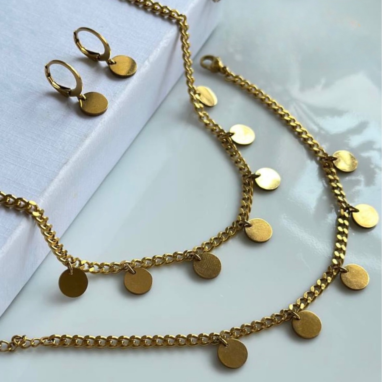 ست گردنبند دستبند گوشواره سکه ای کارتیر استیل طلایی رنگ ثابت (لاوین گالری)