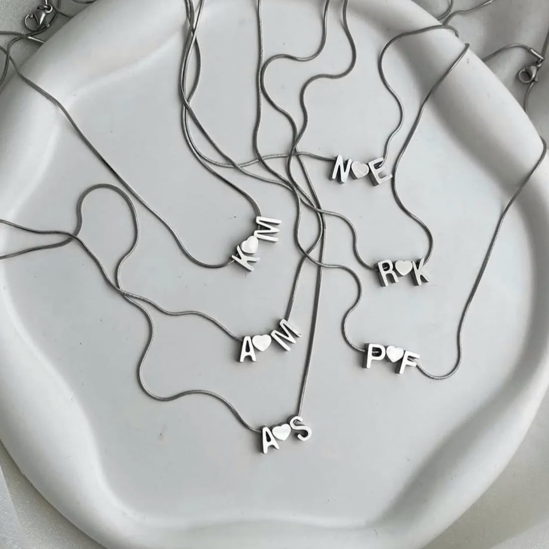 گردنبند حروف لاتین سه بعدی و قلب استیل رنگ ثابت نقره ای و طلایی (لاوین گالری)