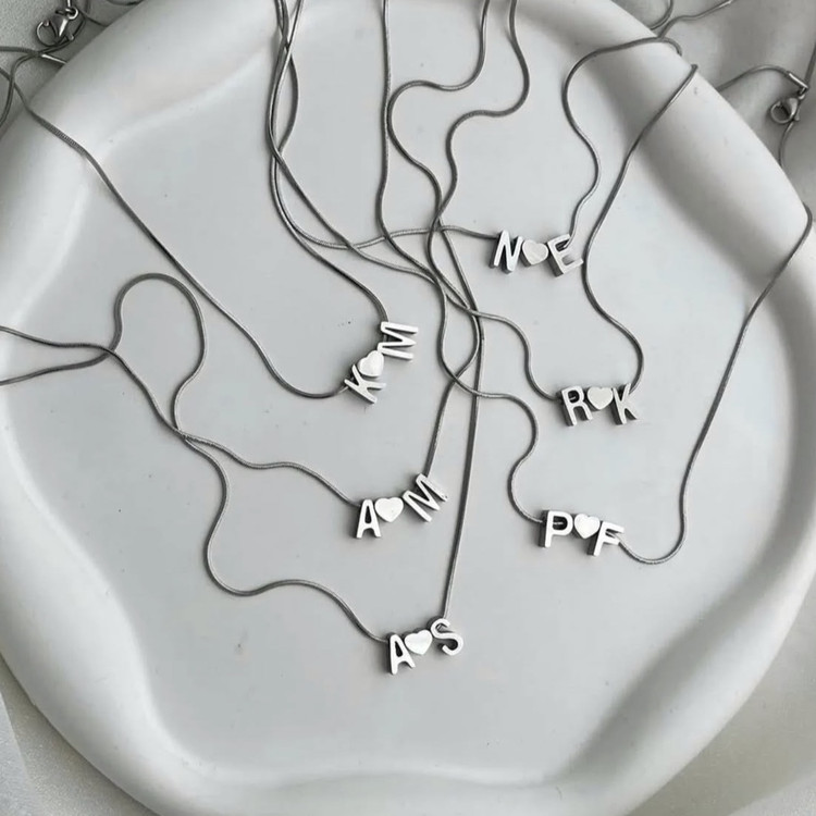 گردنبند حروف لاتین سه بعدی و قلب استیل رنگ ثابت نقره ای و طلایی (لاوین گالری)