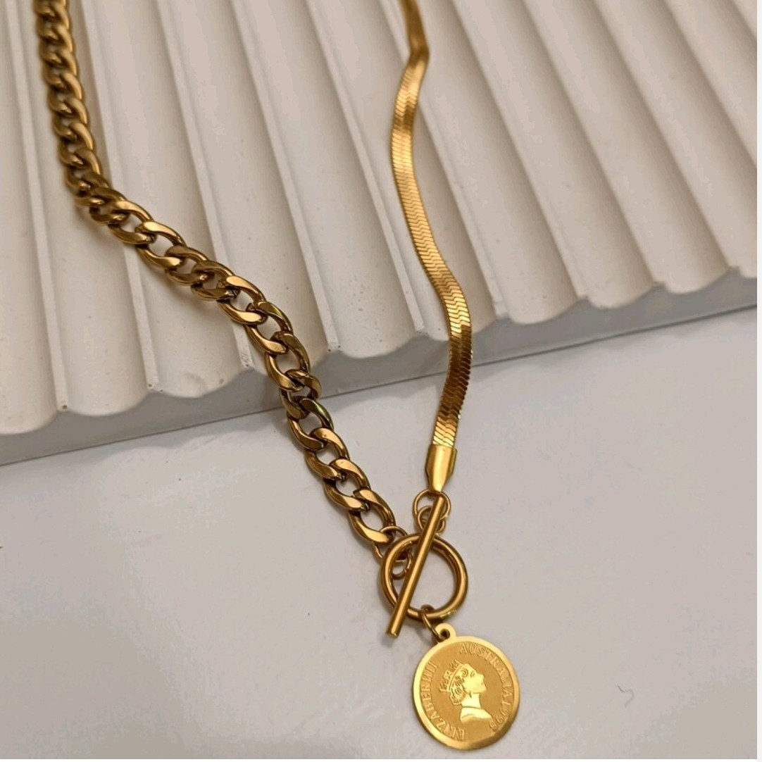گردنبند استیل ترکیب کارتیر و زنجیر ماری و آویز الیزابت رنگ ثابت