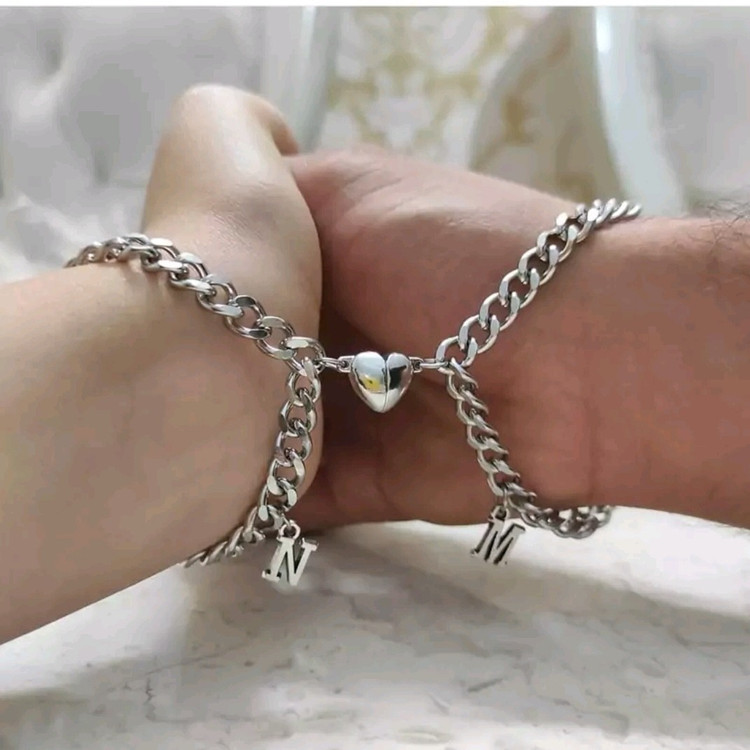ست دستبند کاپلی استیل کارتیر با حروف سفارشی و قلب مگنتی زنانه مردانه (لاوین گالری)