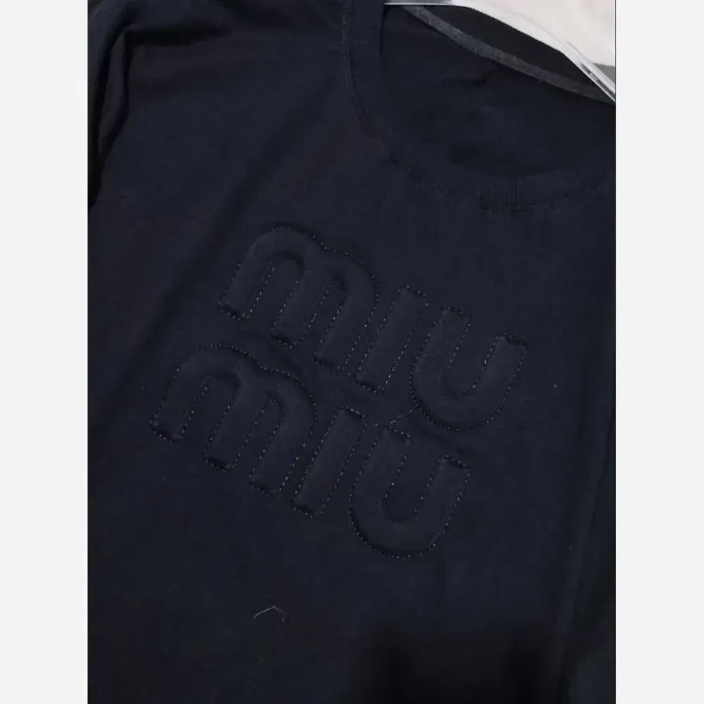 تیشرت نخ پنبه مشکی طرح میو برجسته فری سایز تا 48