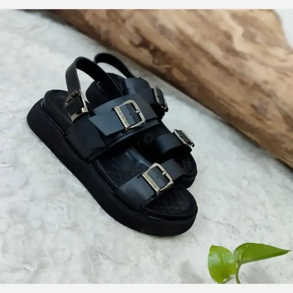 صندل طبی زنانه مدل سه سگک چرم صنعتی زیره PU رنگ عسلی و کرم