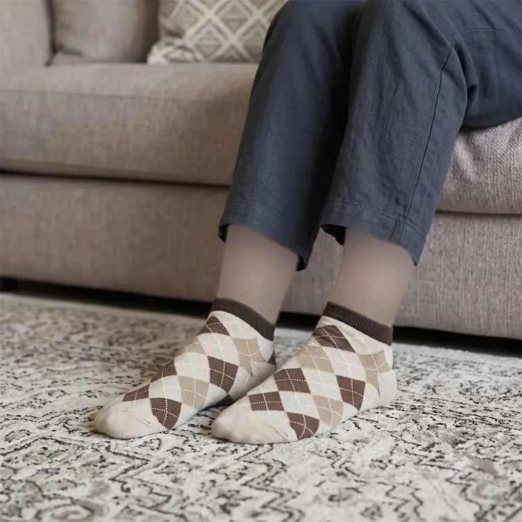 جوراب زنانه طرح لوزی کرم پنبهای فری سایز