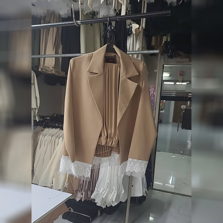 کت دامن زنانه مدل ژینا جنس کرپ مازراتی با کیفیت ، کت کوتاه و آستین بلند ، دامن بلند پلیسه 🧡 سایز 38 تا 44