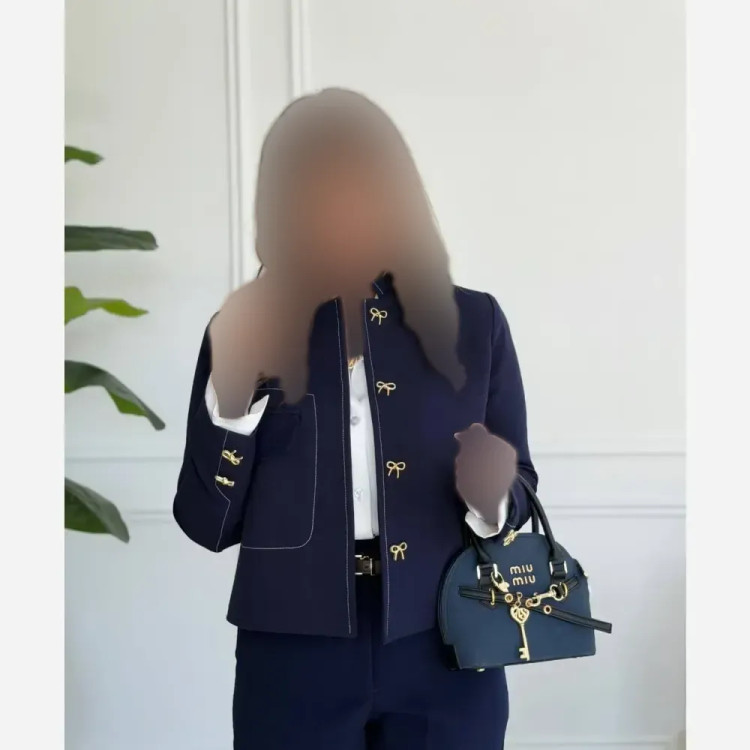 کت و شلوار زنانه مدل غزال جنس کرپ مازراتی درجه یک رنگ مشکی و سرمه ای