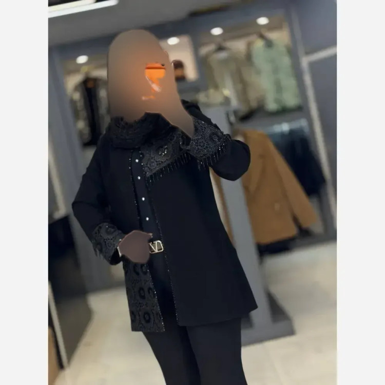 مانتو کتی زنانه مدل شاه دخت جنس کرپ مرویجت مشکی با خرجکار دانتل و مروارید دوزی شده