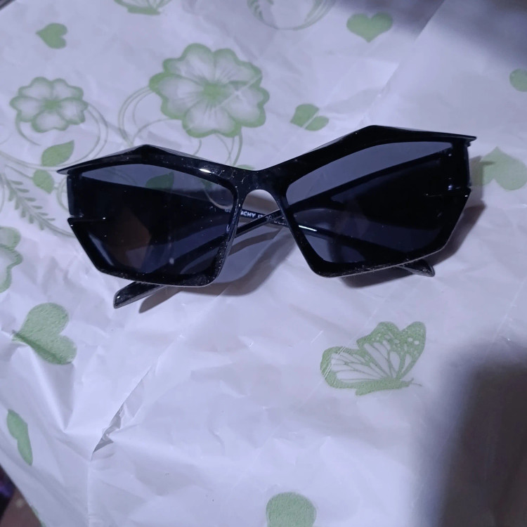 عینک آفتابی جیوانچی GIVENCHY مدل G4030 بلوکات UV400 زنانه مردانه فریم کائوچویی