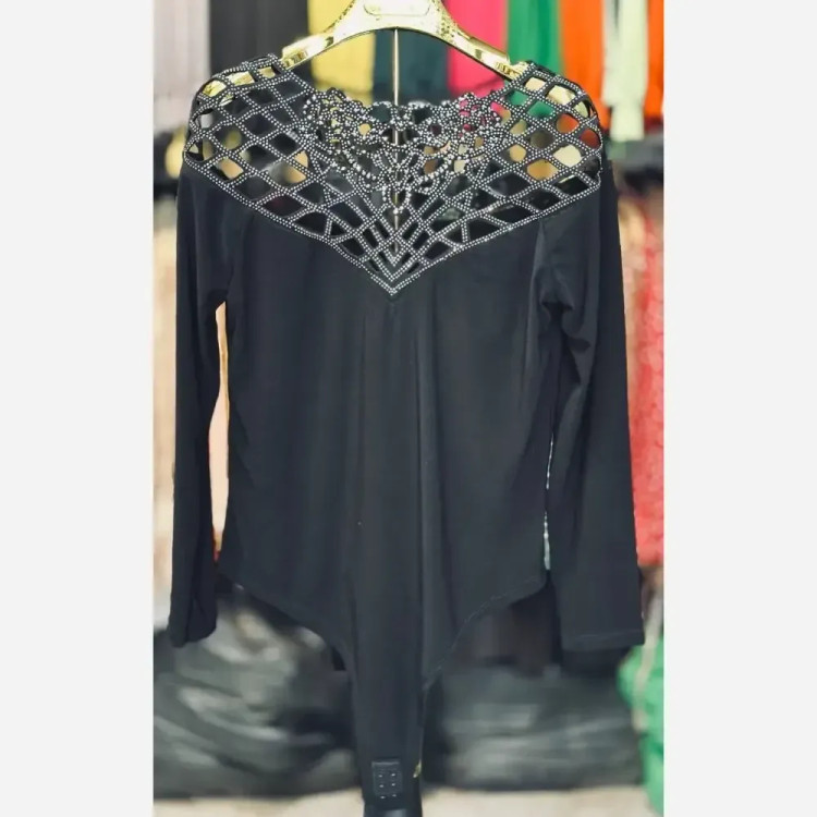 بادی زنانه یقه عنکبوتی نگیندار مشکی جنس ریون کشی سایز 38 تا 44