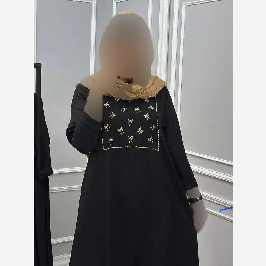 پیراهن زنانه گلدوزی شده جنس شانتون رنگ مشکی فری سایز مناسب تا 48