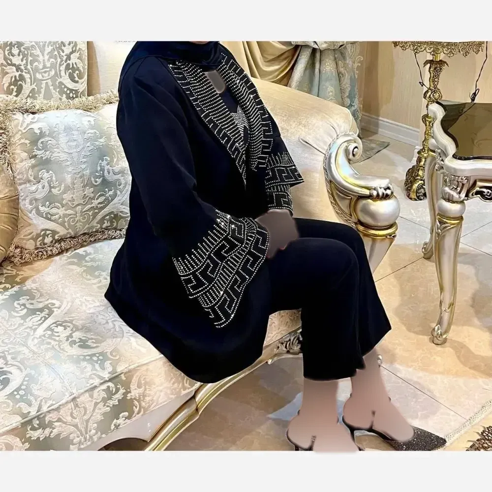 ست مانتو شلوار مجلسی آستین کلوش ورساچ مازراتی گرم بالا نگین نقره ای و مشکی سایز 40 تا 52