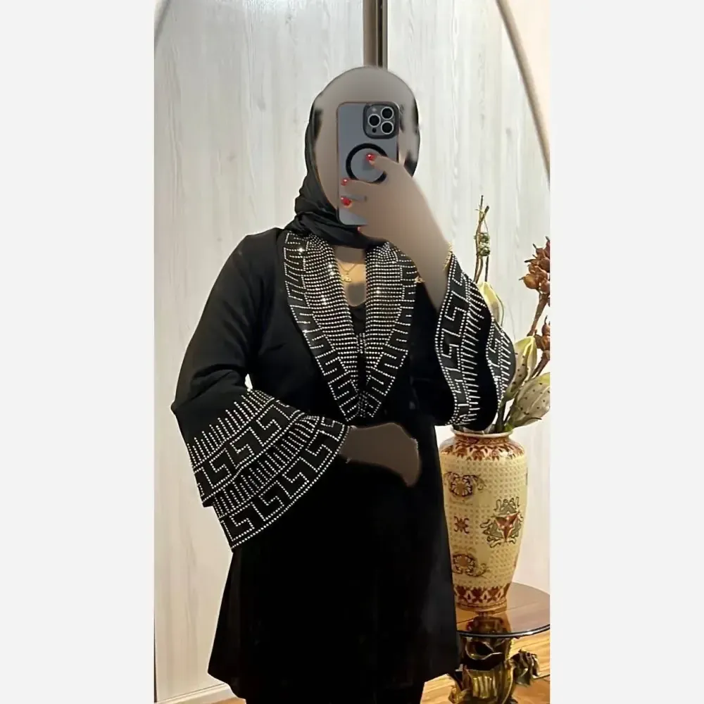 ست مانتو شلوار مجلسی آستین کلوش ورساچ مازراتی گرم بالا نگین نقره ای و مشکی سایز 40 تا 52